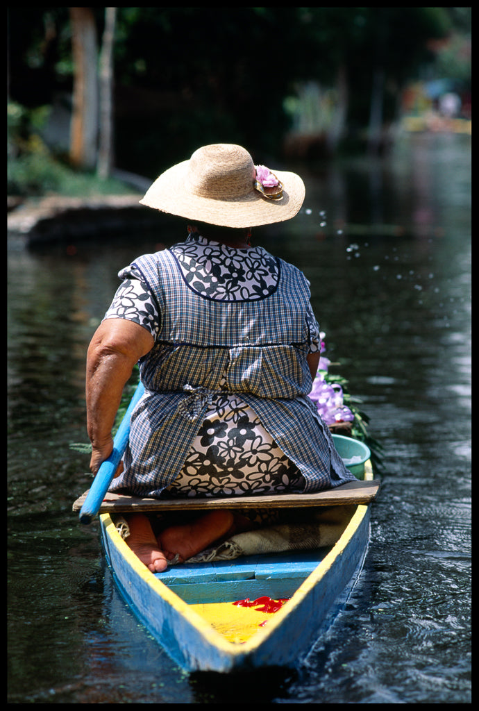Postal, Foto "Mujer en Xochimilco"