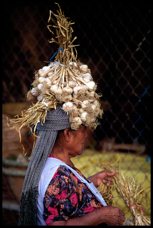 Postal. Foto de autor.  "Mujer Ajos"    Oaxaca
