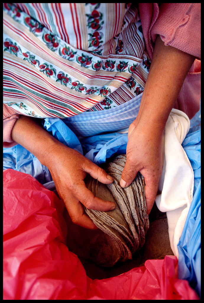 Postal. Foto de autor.  "Mujer con Tortillas"